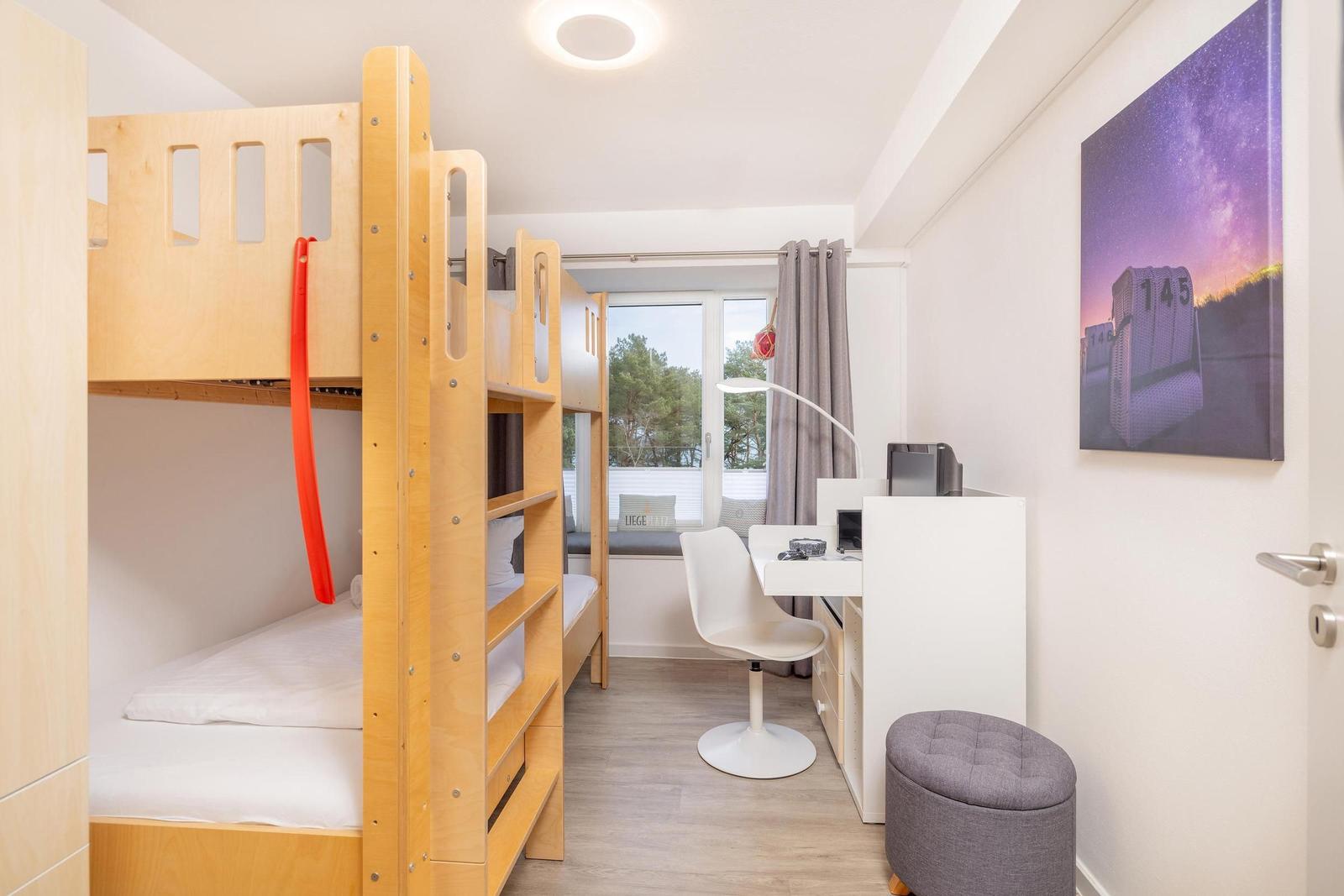 Schlafzimmer 2: Etagenbett (90 x200), 1 Schreibtisch