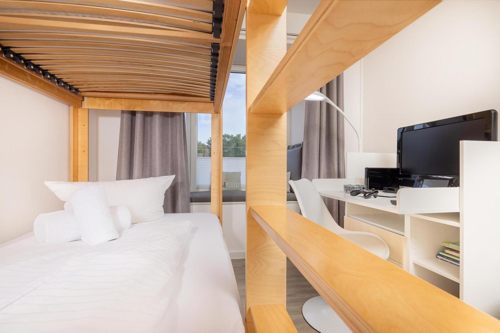 Schlafzimmer 2: Etagenbett (90 x200), 1 Schreibtisch