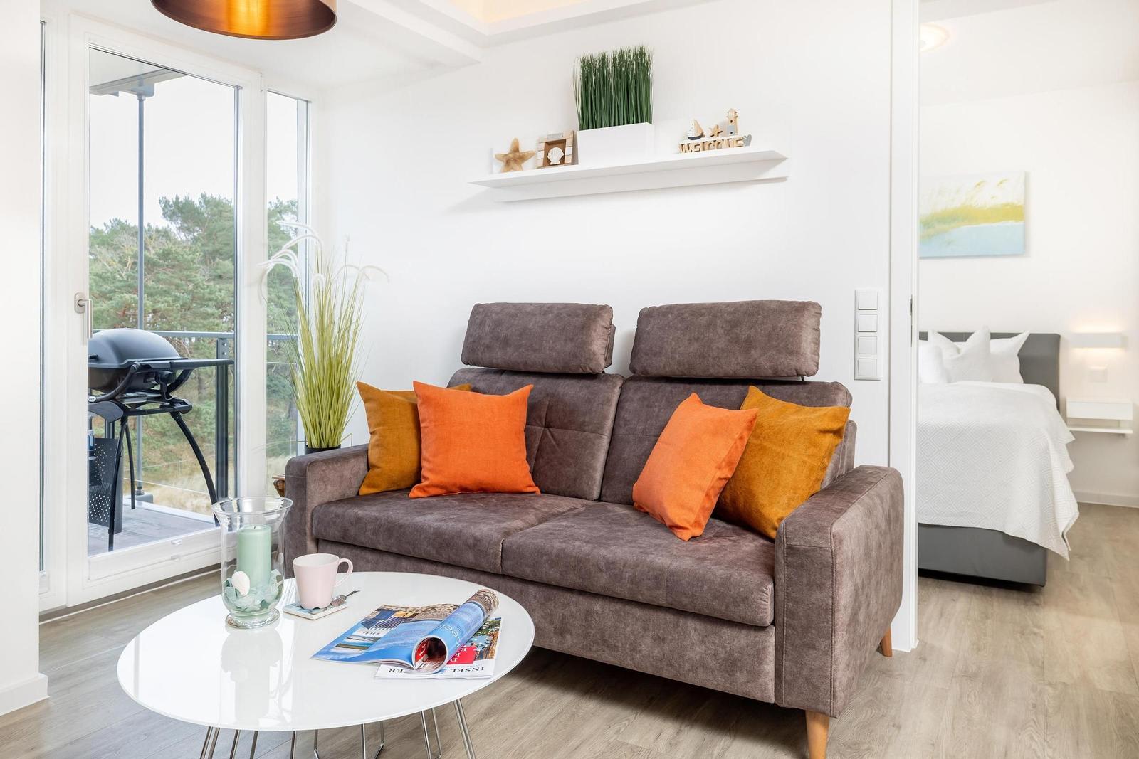 Wohn/Essbereich: Sofa, Essbereich, TV, Zugang zum Balkon