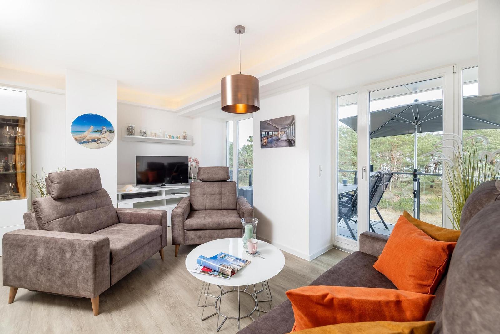 Wohn/Essbereich: Sofa, Essbereich, TV, Zugang zum Balkon