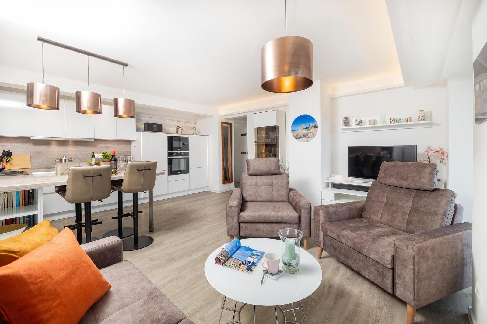 Wohn/Essbereich: Sofa, Essbereich, TV, Zugang zum Balkon