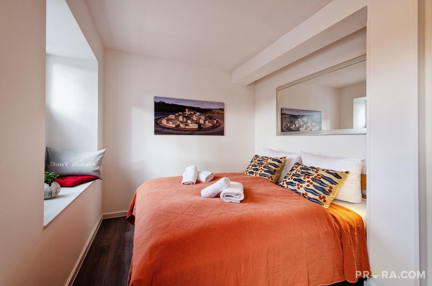 Schlafzimmer 2: Doppelbett (180x200), TV