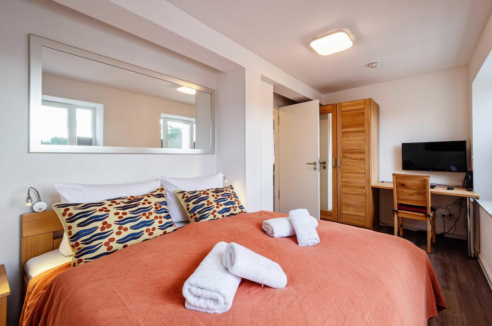 Schlafzimmer 2: Doppelbett (180x200), TV