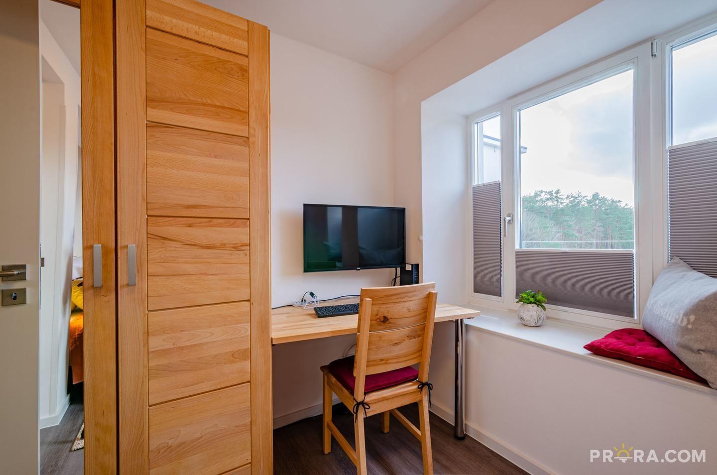 Schlafzimmer 2: Doppelbett (180x200), TV