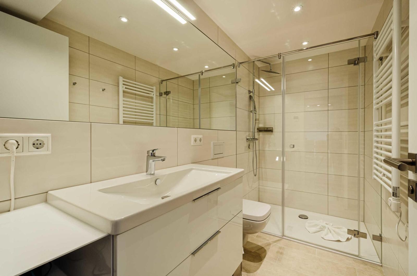 Badezimmer 1: Dusche (Rainshower), Haartrockner, WC