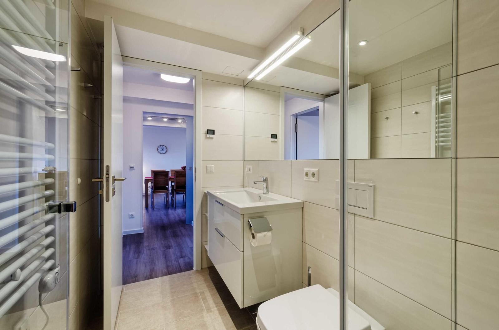 Badezimmer 1: Dusche (Rainshower), Haartrockner, WC