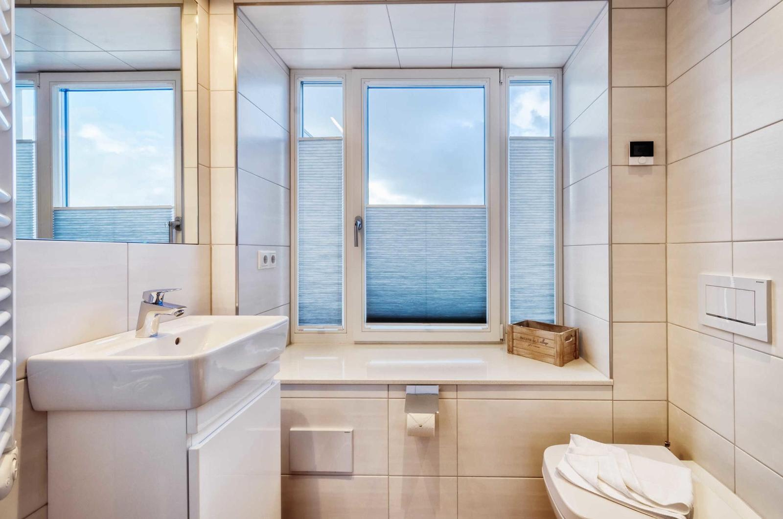 Badezimmer 1: Dusche (Rainshower), Haartrockner, WC
