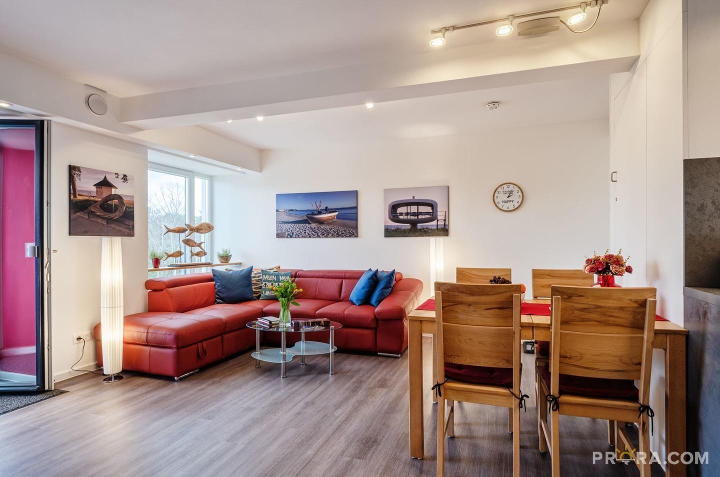 Wohn/Essbereich: Couch und Sessel, TV, Zugang zum Balkon