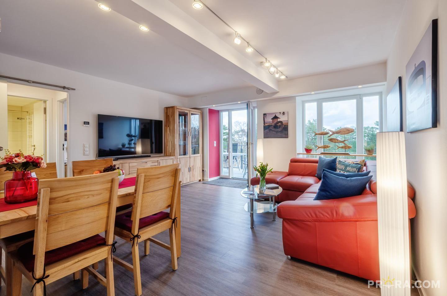 Wohn/Essbereich: Couch und Sessel, TV, Zugang zum Balkon