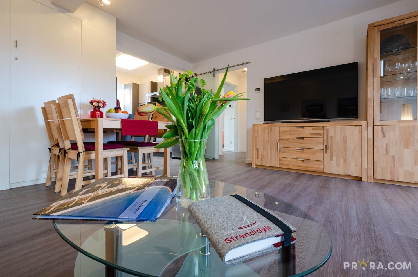 Wohn/Essbereich: Couch und Sessel, TV, Zugang zum Balkon