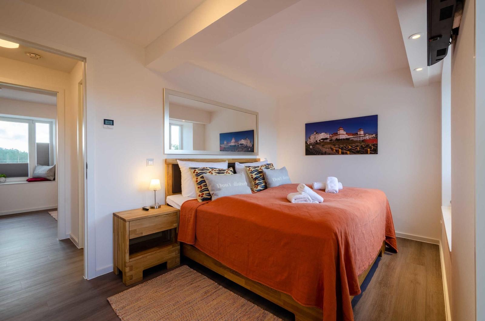 Schlafzimmer 1: Doppelbett (180x200), TV, Zugang zum Balkon