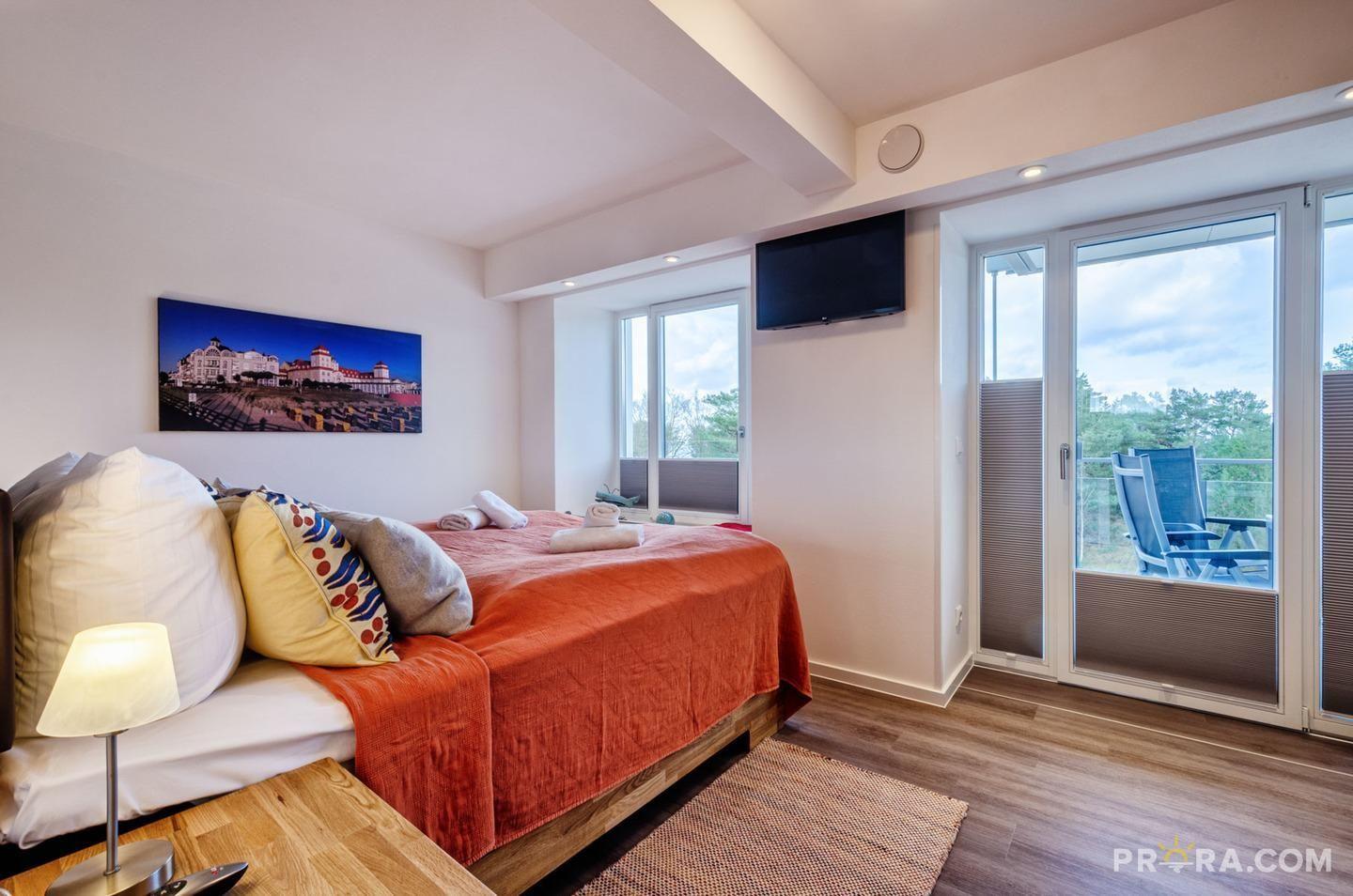 Schlafzimmer 1: Doppelbett (180x200), TV, Zugang zum Balkon