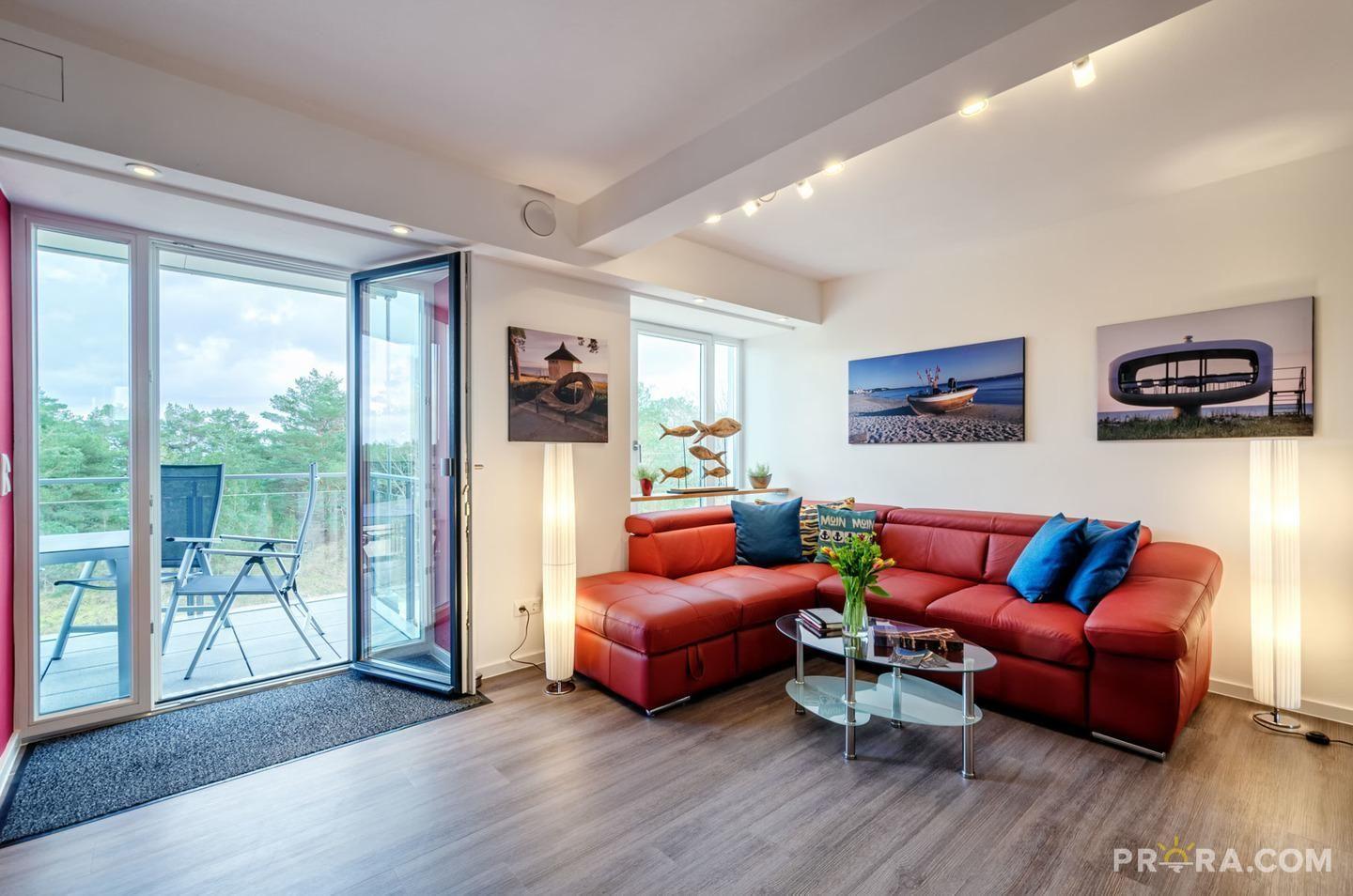 Wohn/Essbereich: Couch und Sessel, TV, Zugang zum Balkon