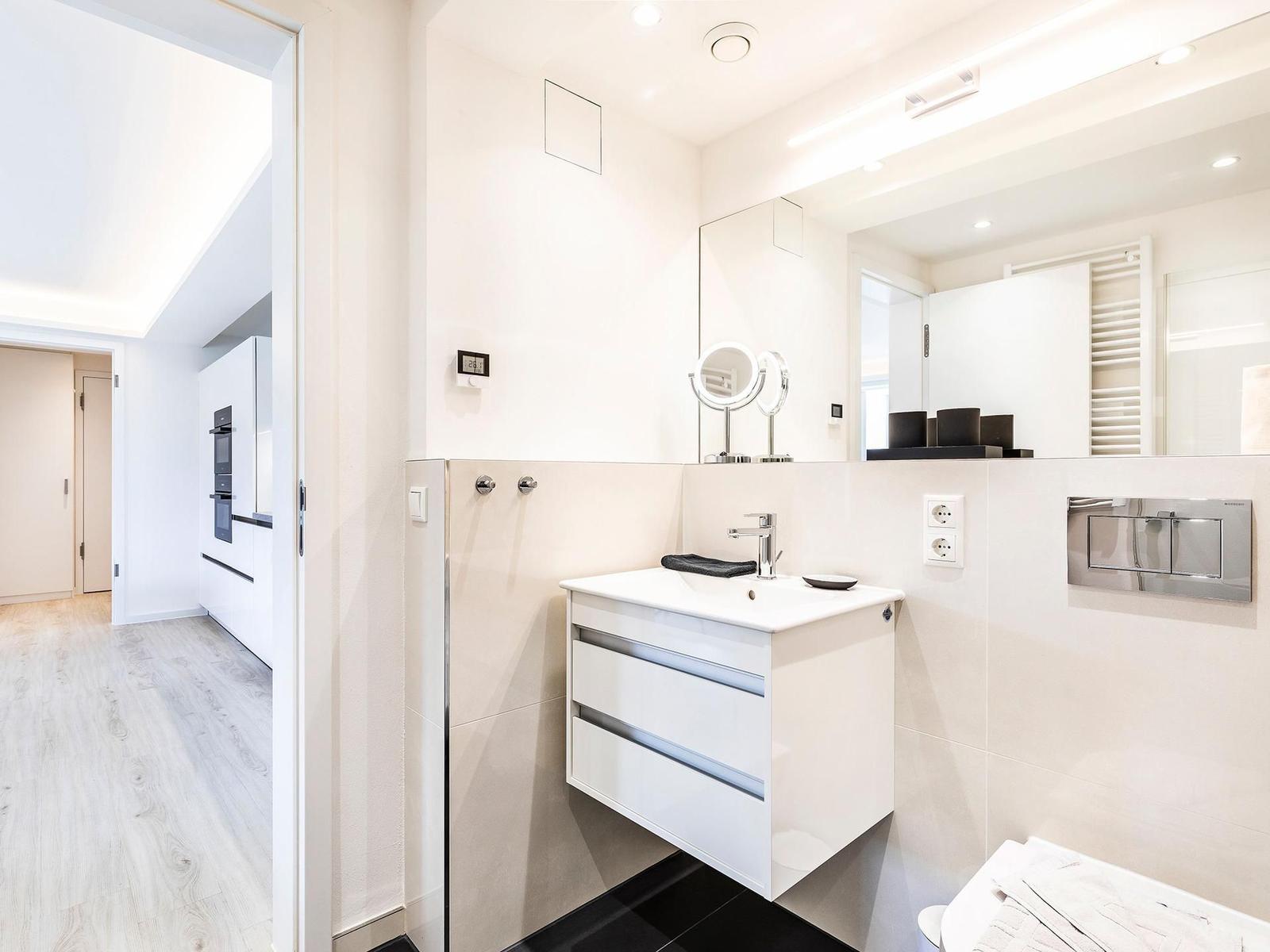 Badezimmer: Dusche, WC, Haartrockner