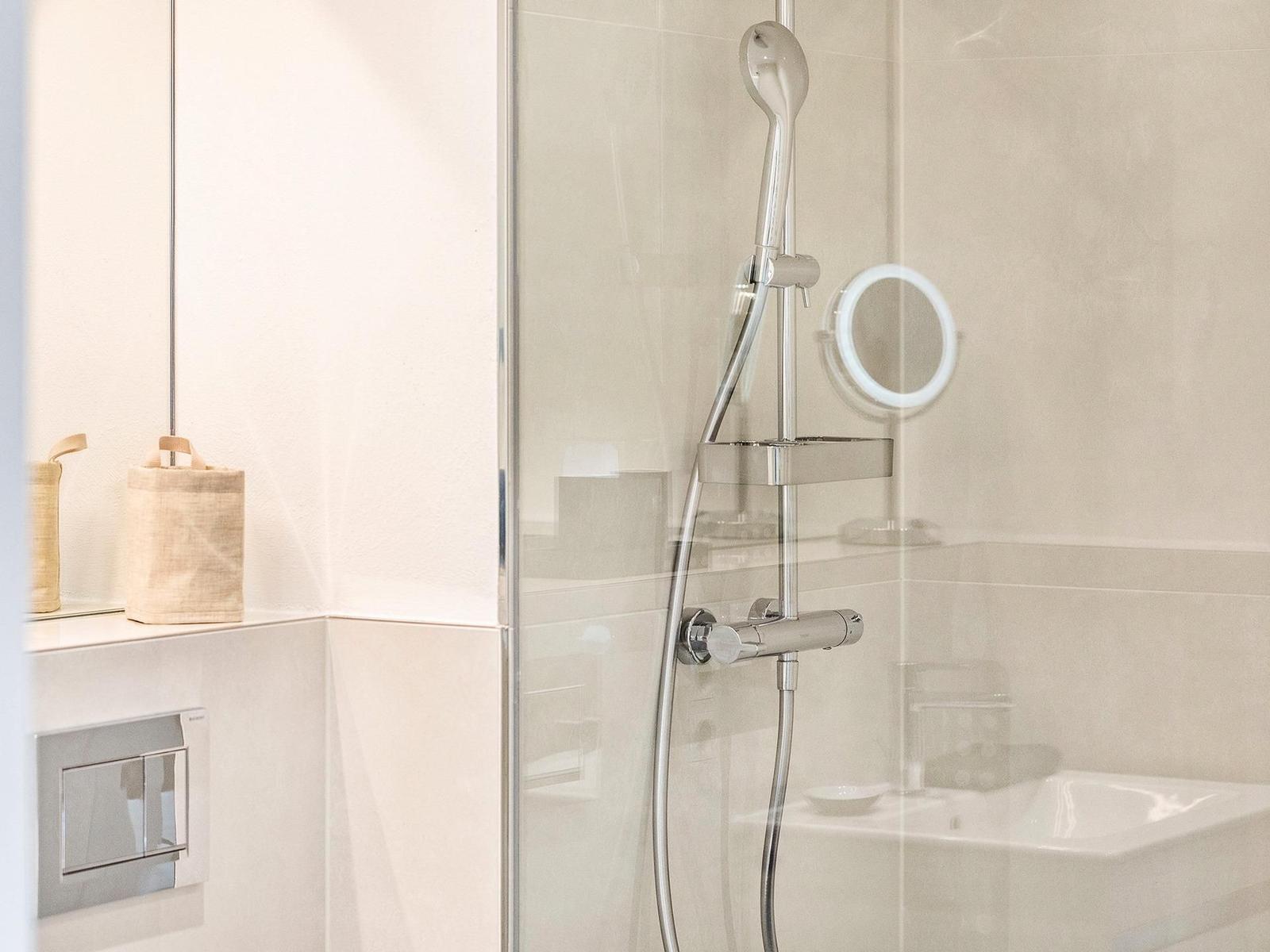 Badezimmer: Dusche, WC, Haartrockner