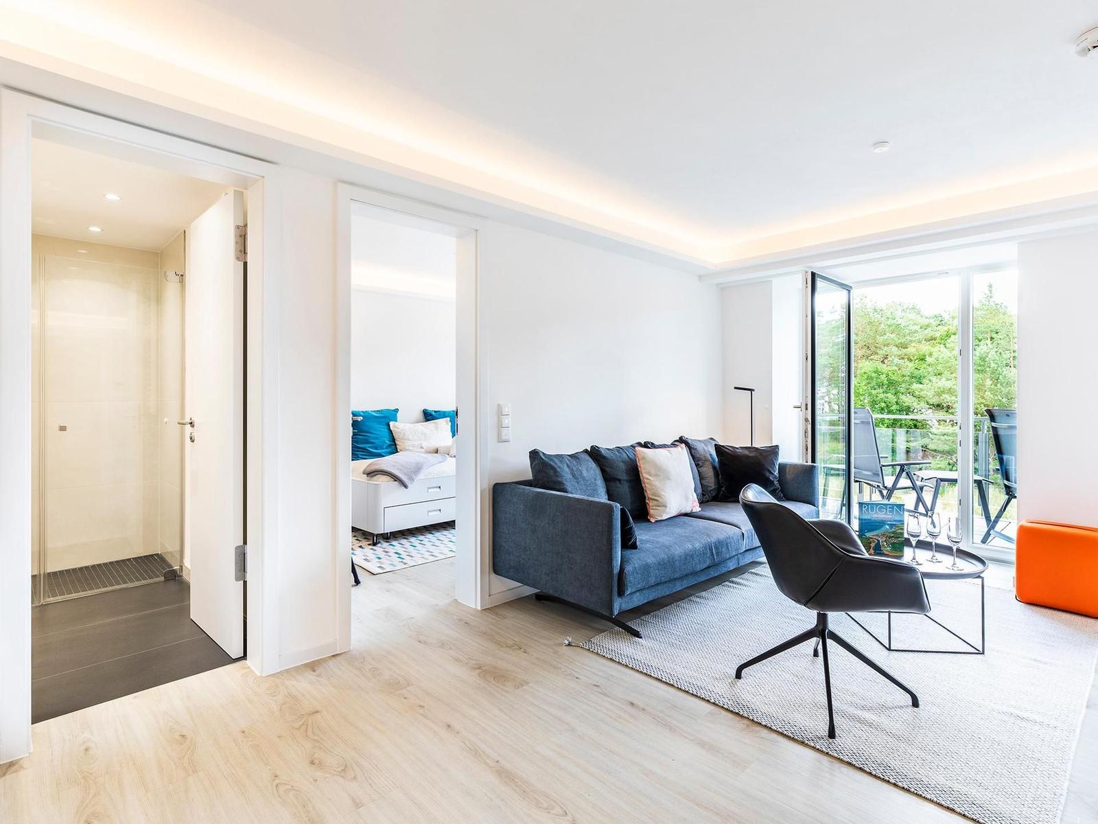 Wohn/Essbereich: Sofa, Sessel, TV, Zugang zum Balkon