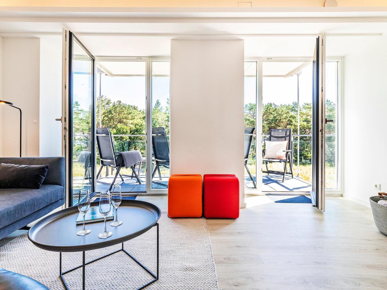 Wohn/Essbereich: Sofa, Sessel, TV, Zugang zum Balkon