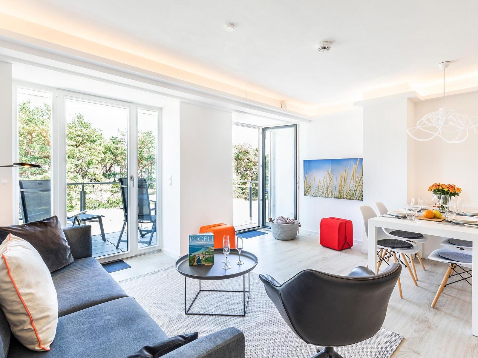 Wohn/Essbereich: Sofa, Sessel, TV, Zugang zum Balkon