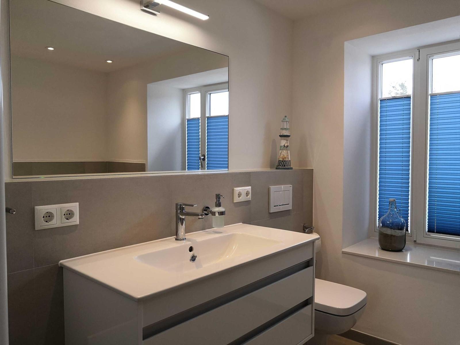 Badezimmer 1: Badewanne, WC, Kosmetikspiegel und Föhn