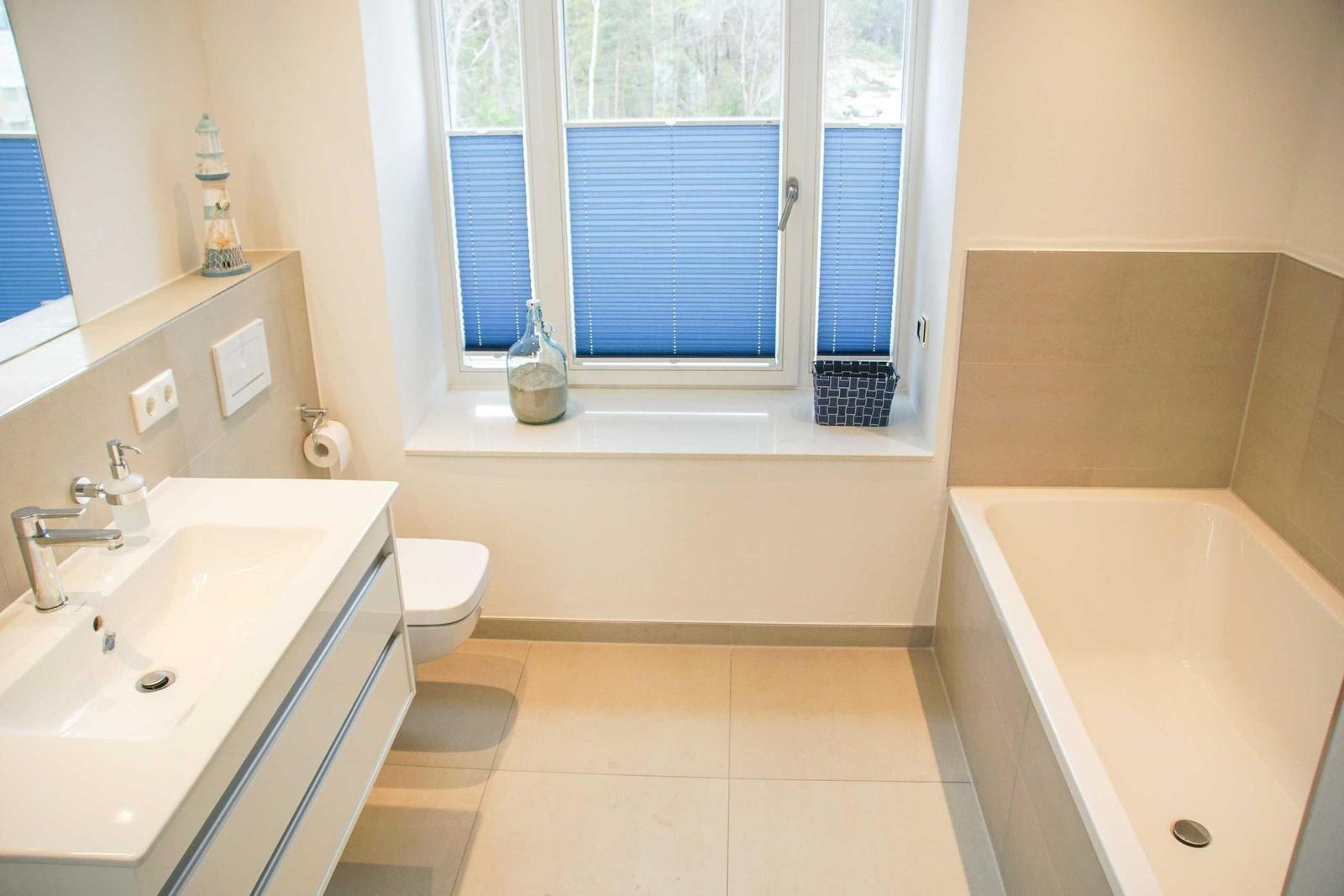 Badezimmer 1: Badewanne, WC, Kosmetikspiegel und Föhn