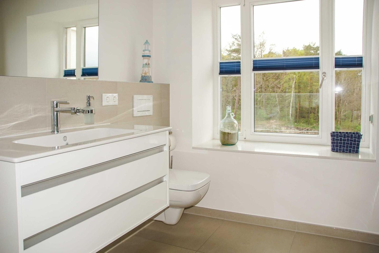 Badezimmer 2: Regendusche, WC, Kosmetikspiegel