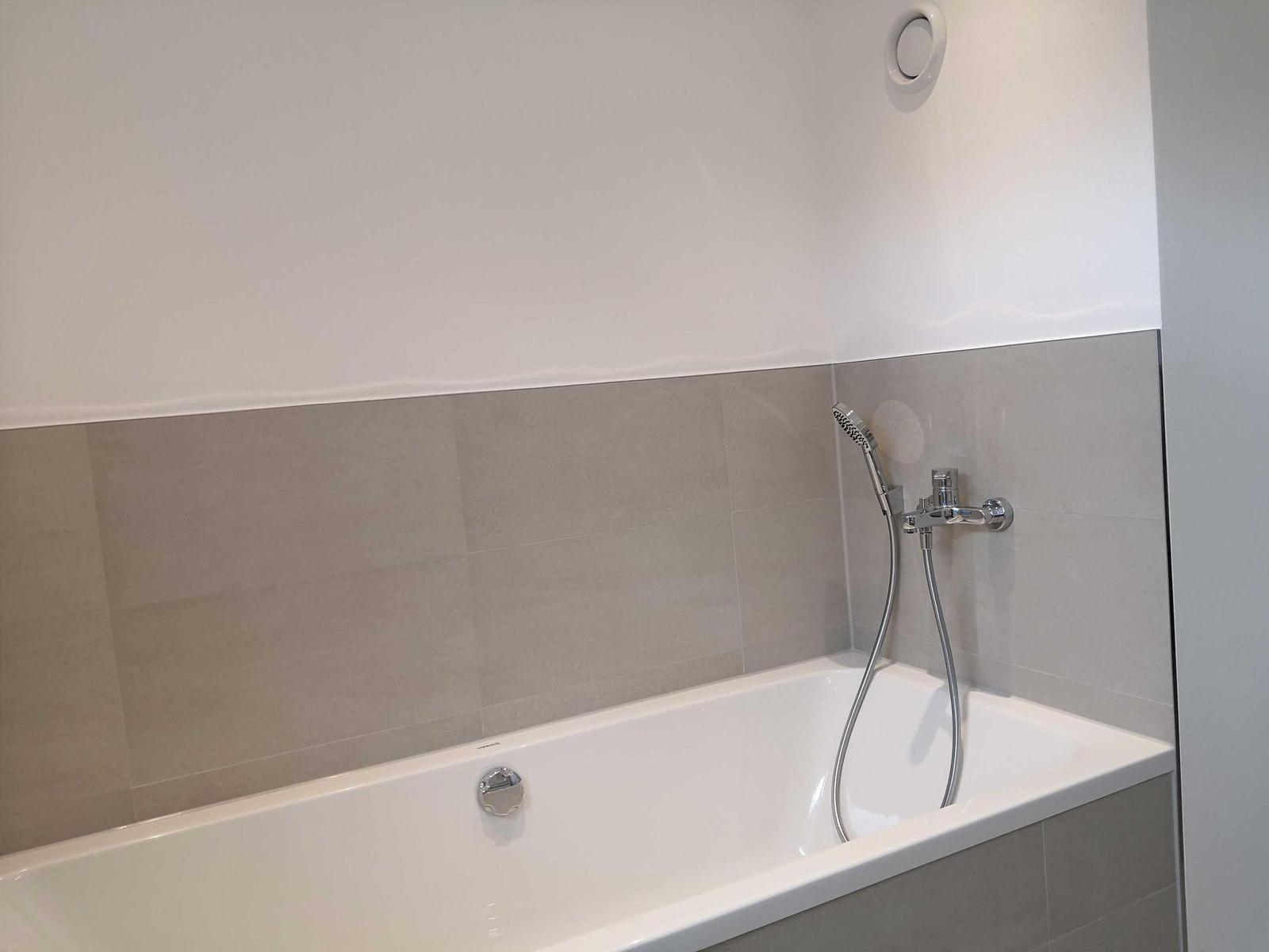 Badezimmer 1: Badewanne, WC, Kosmetikspiegel und Föhn