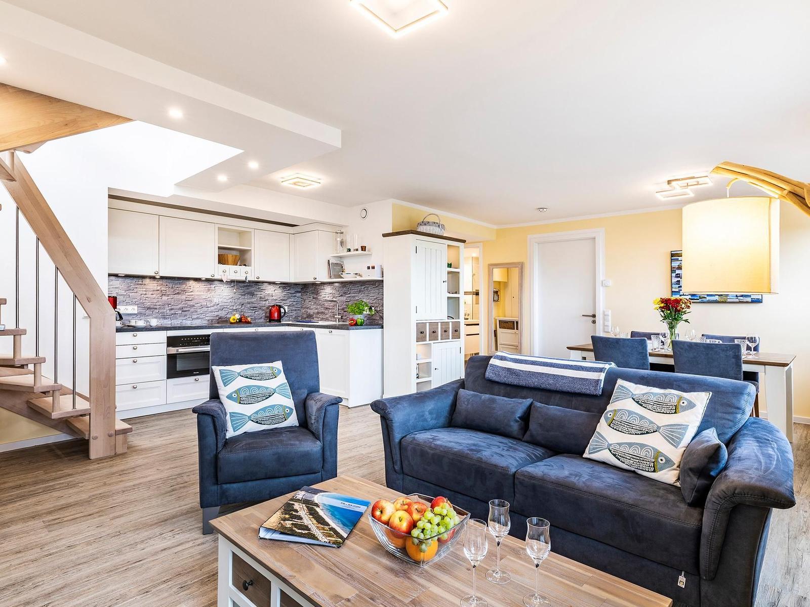 Wohn- und Essbereich: Sofa, TV, Blue Ray Player, Safe, Zugang zum Balkon