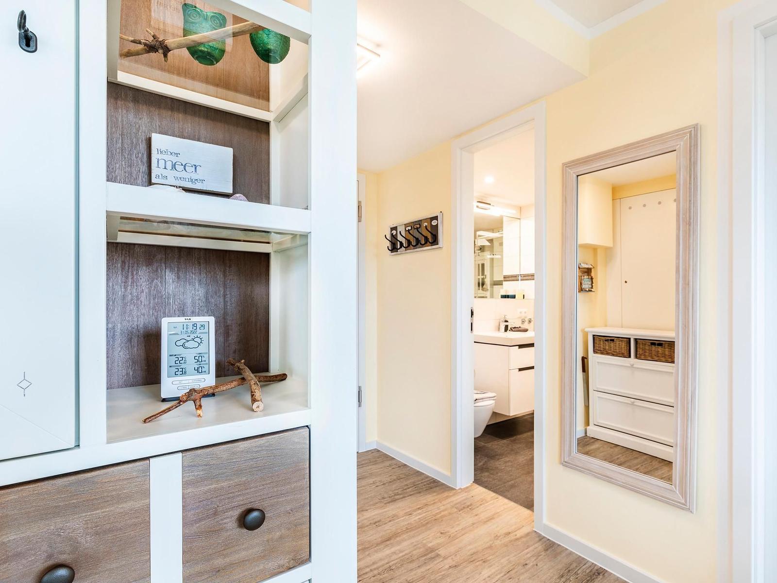 Wohn- und Essbereich: Sofa, TV, Blue Ray Player, Safe, Zugang zum Balkon