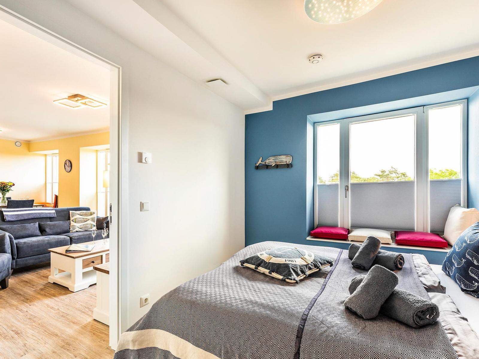 Schlafzimmer 1: Doppelbett, TV, Beamer