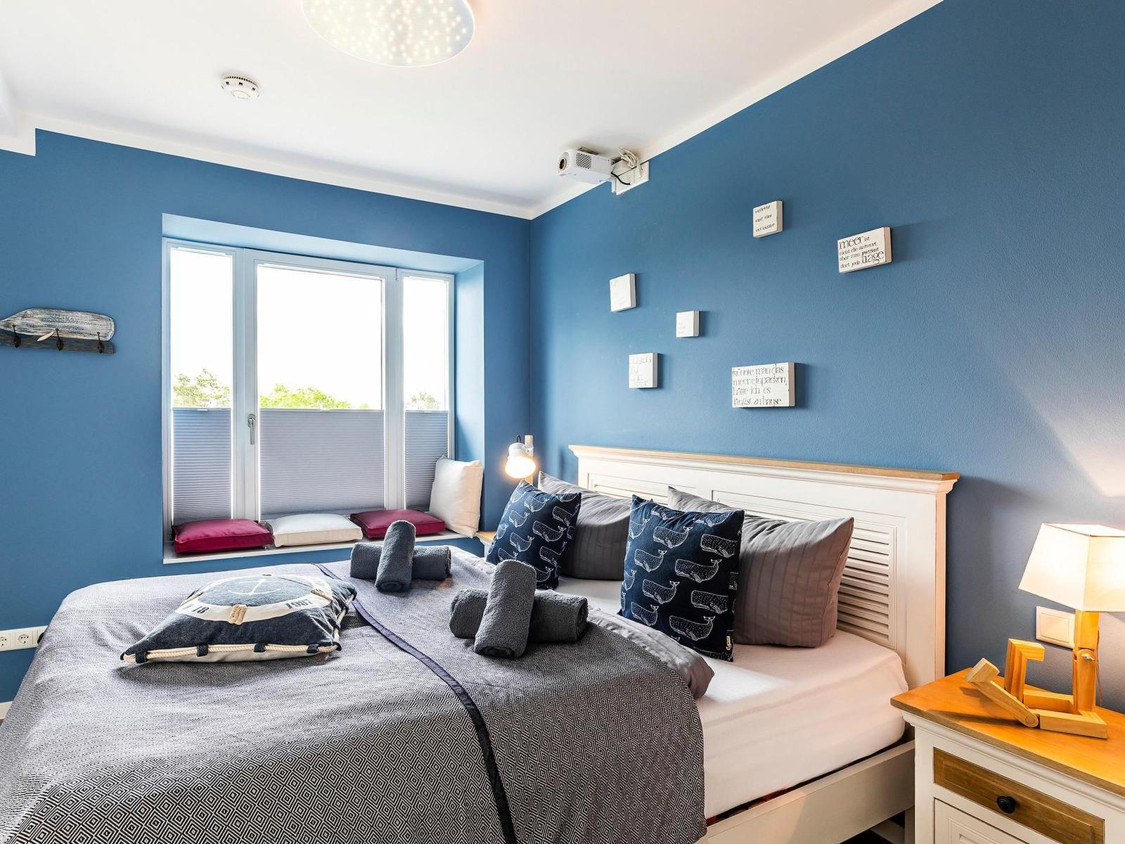 Schlafzimmer 1: Doppelbett, TV, Beamer