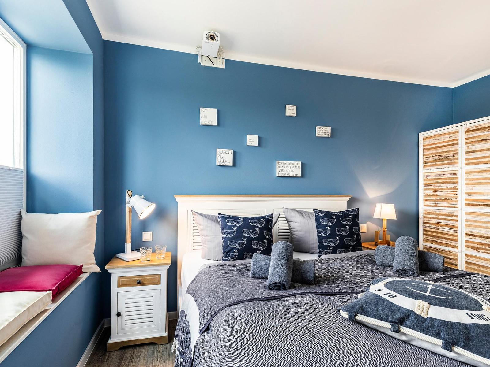 Schlafzimmer 1: Doppelbett, TV, Beamer