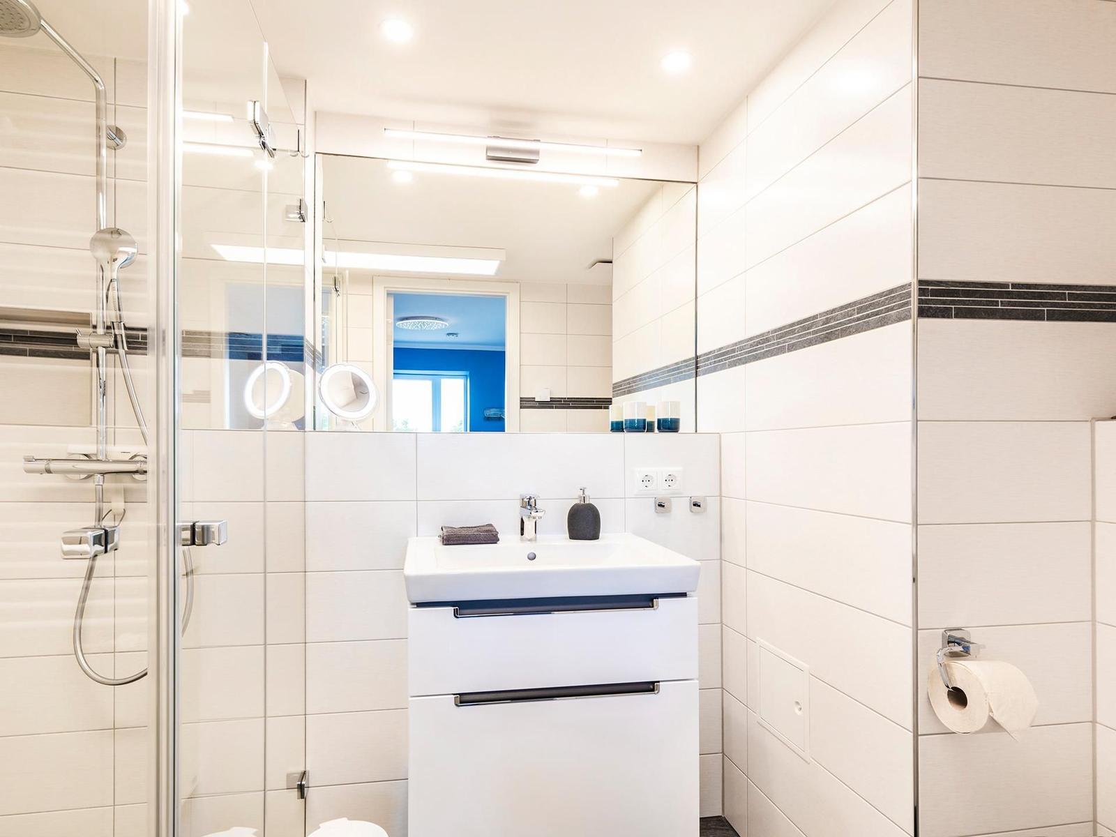 Badezimmer 1: Regendusche, WC, Haartrockner, Kosmetikspiegel