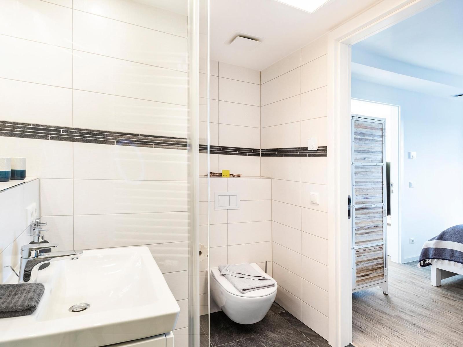 Badezimmer 1: Regendusche, WC, Haartrockner, Kosmetikspiegel