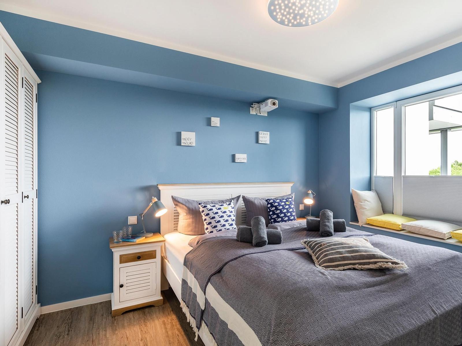 Schlafzimmer 2: Doppelbett, TV, Beamer