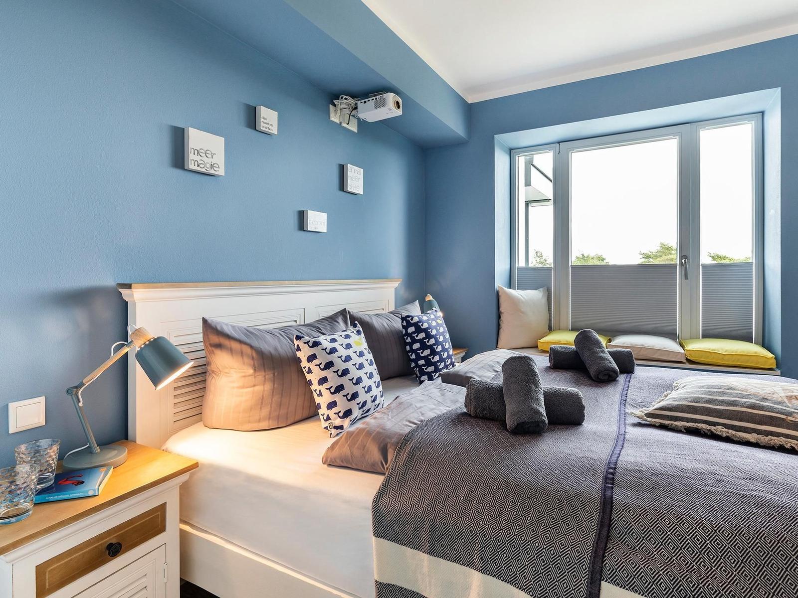 Schlafzimmer 2: Doppelbett, TV, Beamer