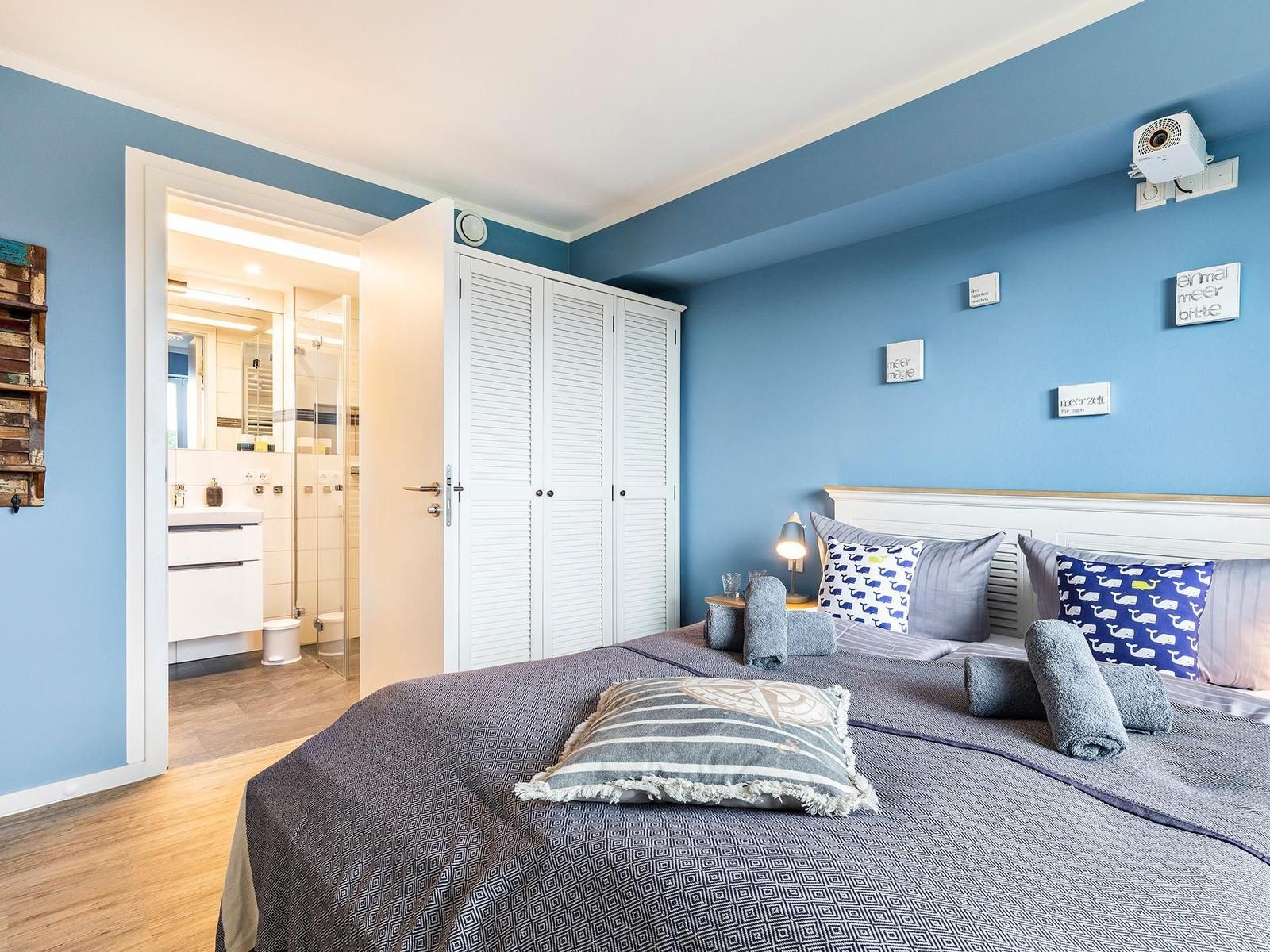 Schlafzimmer 2: Doppelbett, TV, Beamer