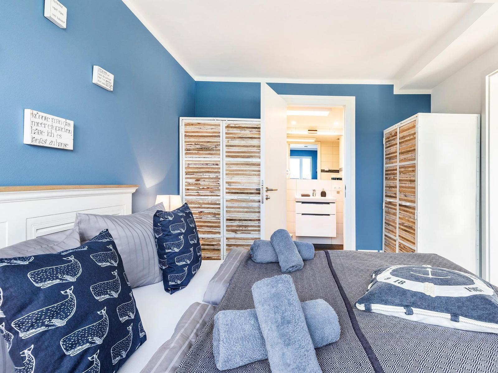 Schlafzimmer 2: Doppelbett, TV, Beamer