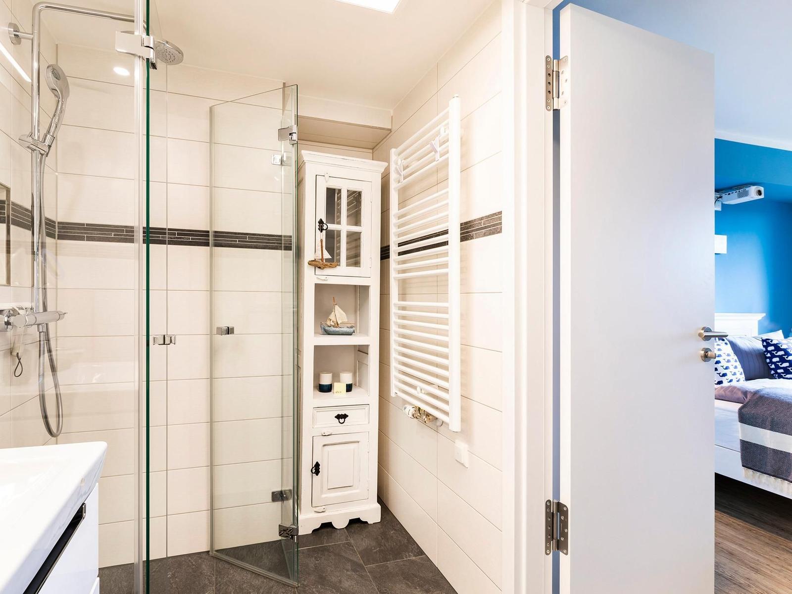 Badezimmer 2: Regendusche, WC, Haartrockner, Kosmetikspiegel