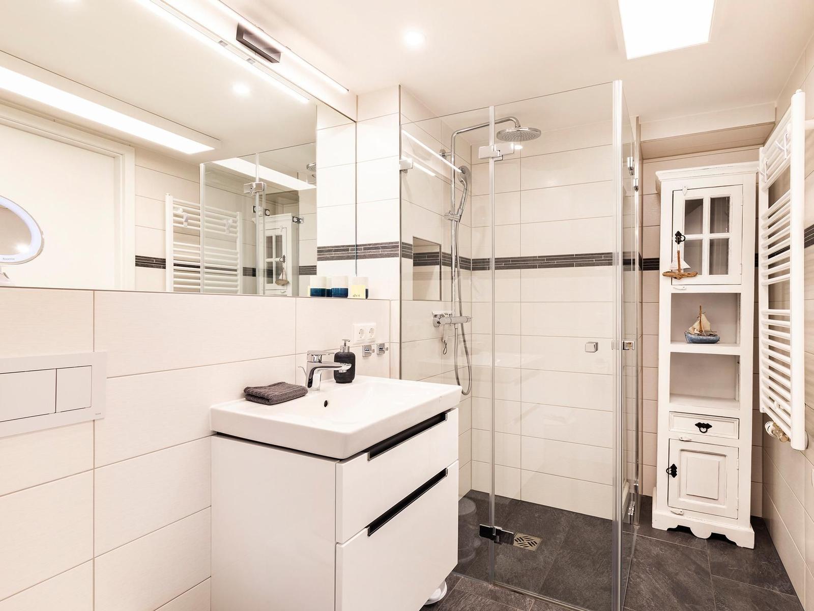 Badezimmer 2: Regendusche, WC, Haartrockner, Kosmetikspiegel