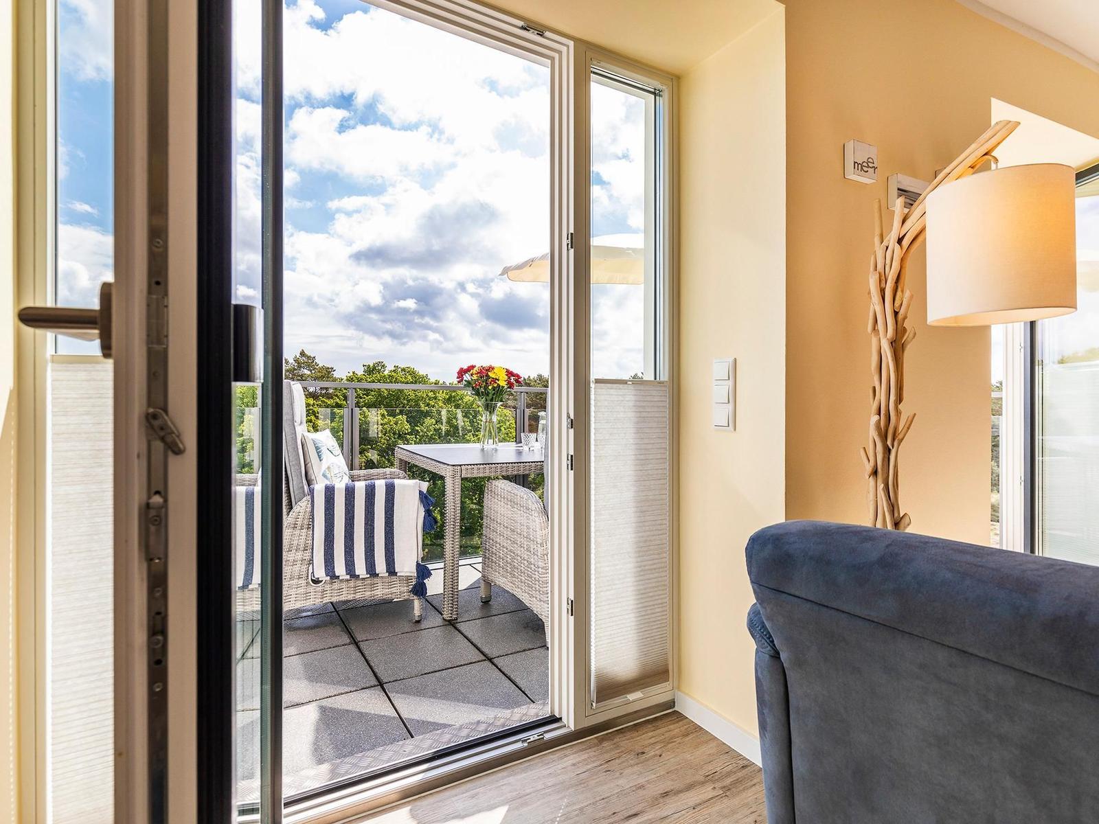 Wohn- und Essbereich: Sofa, TV, Blue Ray Player, Safe, Zugang zum Balkon