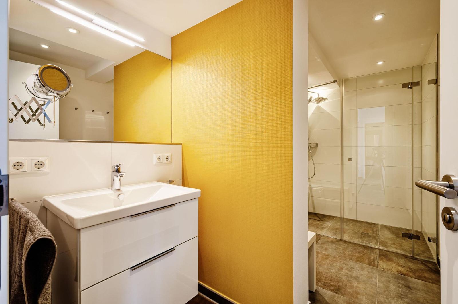 Badezimmer : Regendusche, WC, Haartrockner
