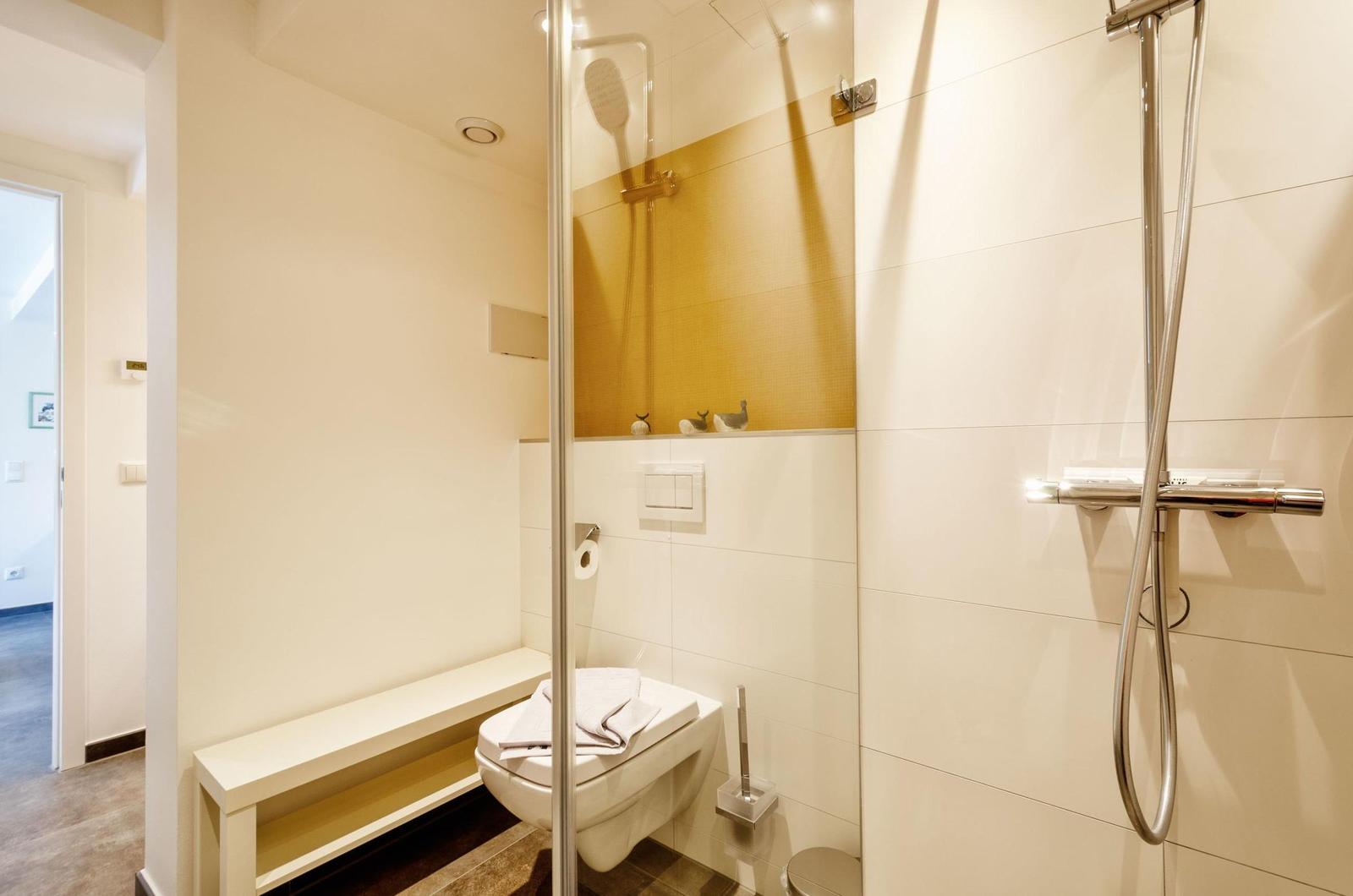 Badezimmer : Regendusche, WC, Haartrockner