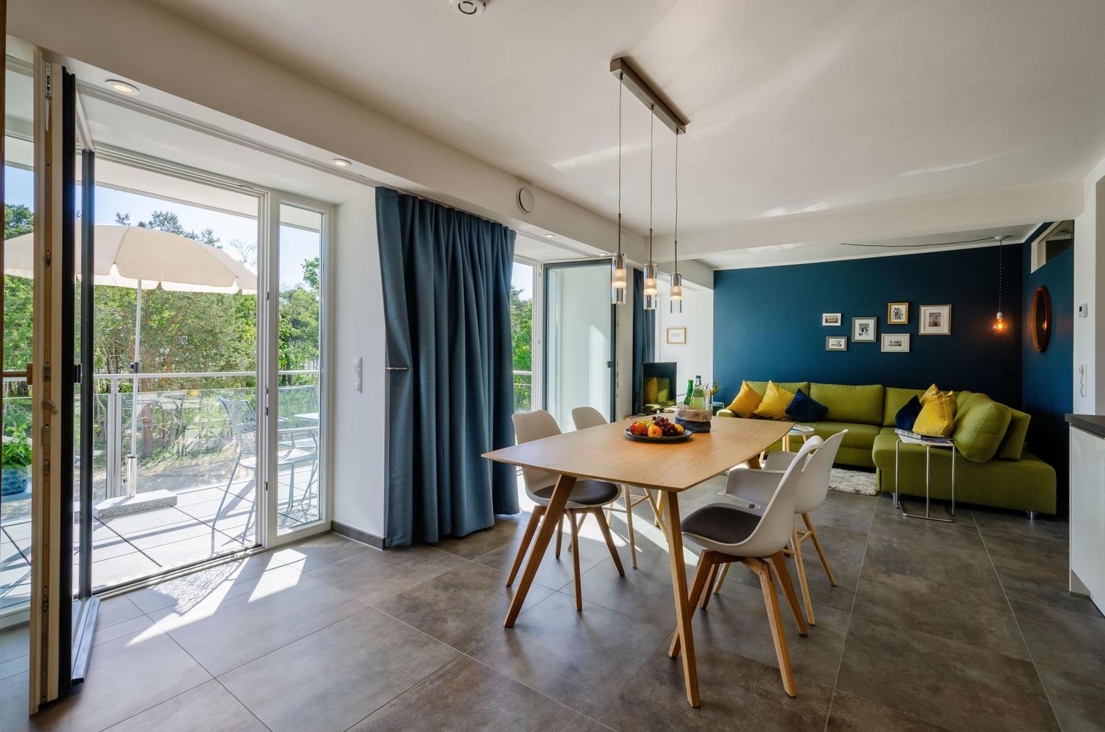Wohn/Essbereich: Schlafsofa, Sitzbereich, Essbereich, TV, Zugang zum Balkon