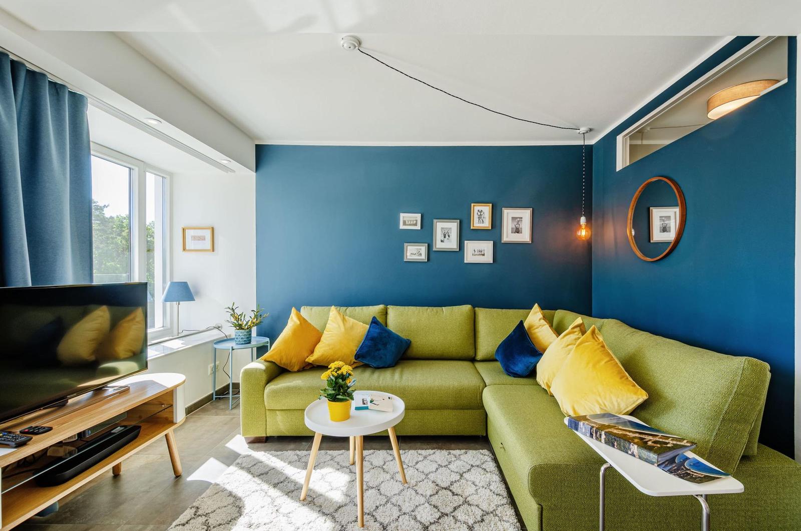 Wohn/Essbereich: Schlafsofa, Sitzbereich, Essbereich, TV, Zugang zum Balkon