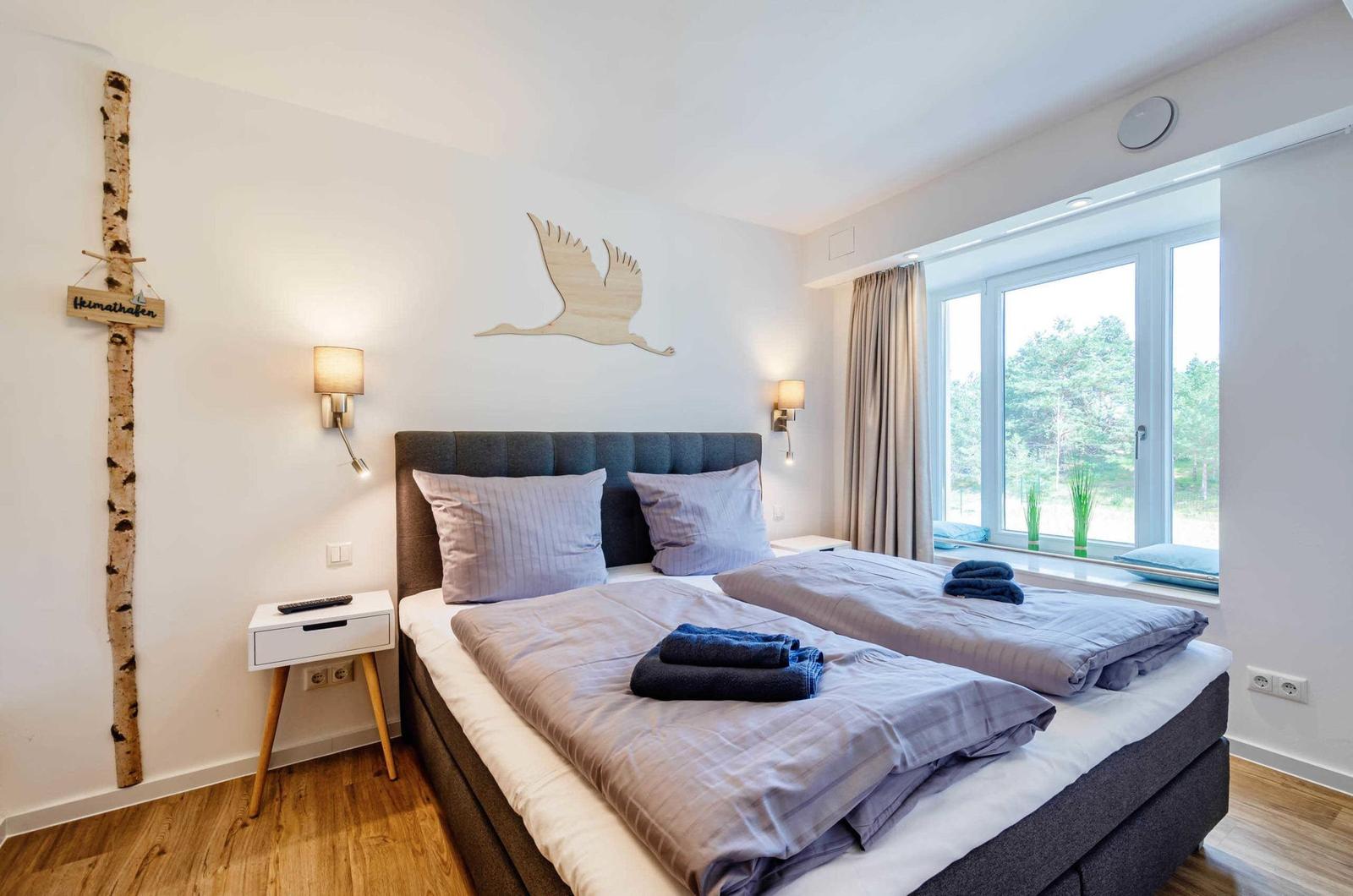 Schlafzimmer 1: Doppelbett (180x200), TV