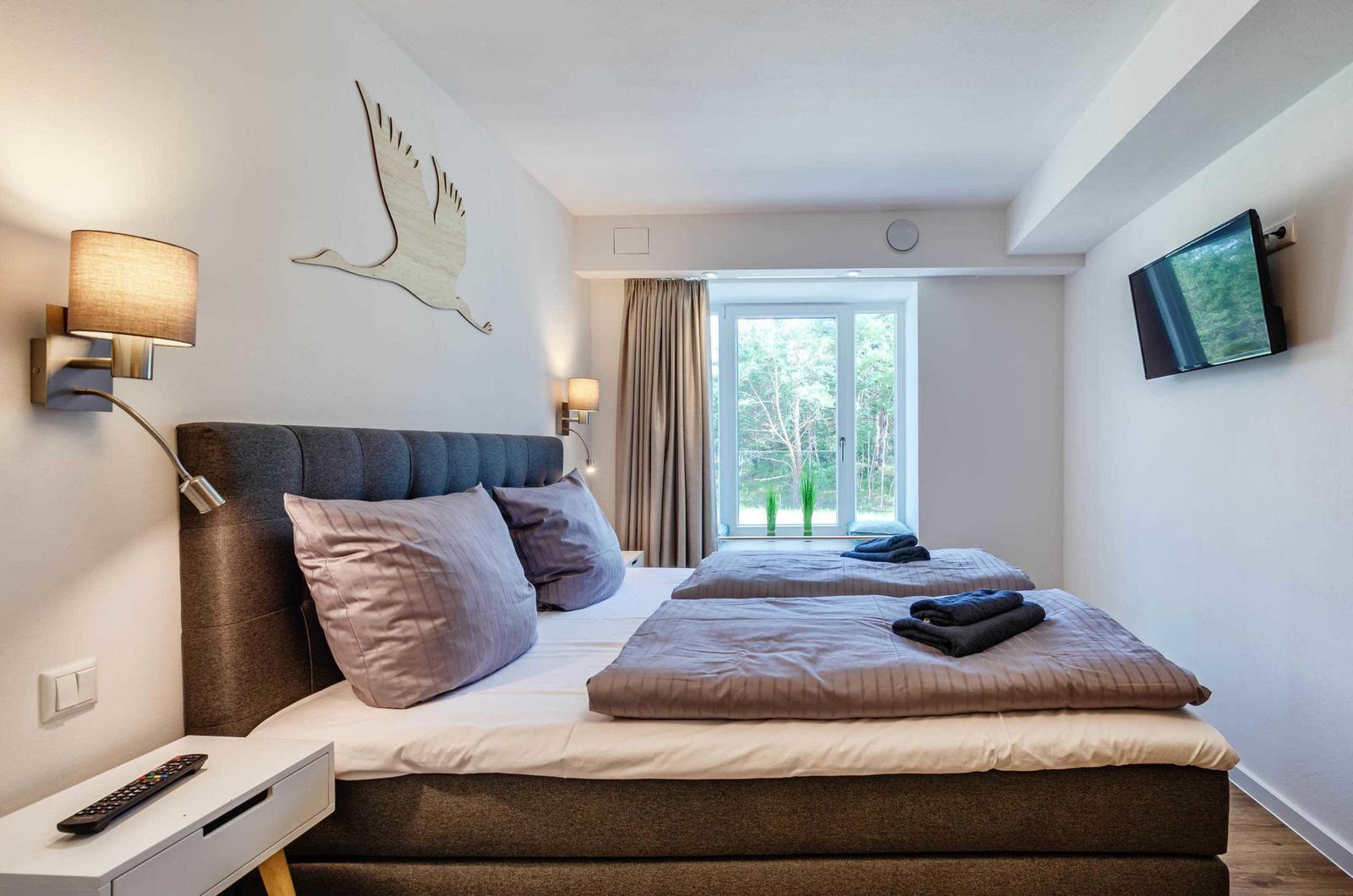 Schlafzimmer 1: Doppelbett (180x200), TV