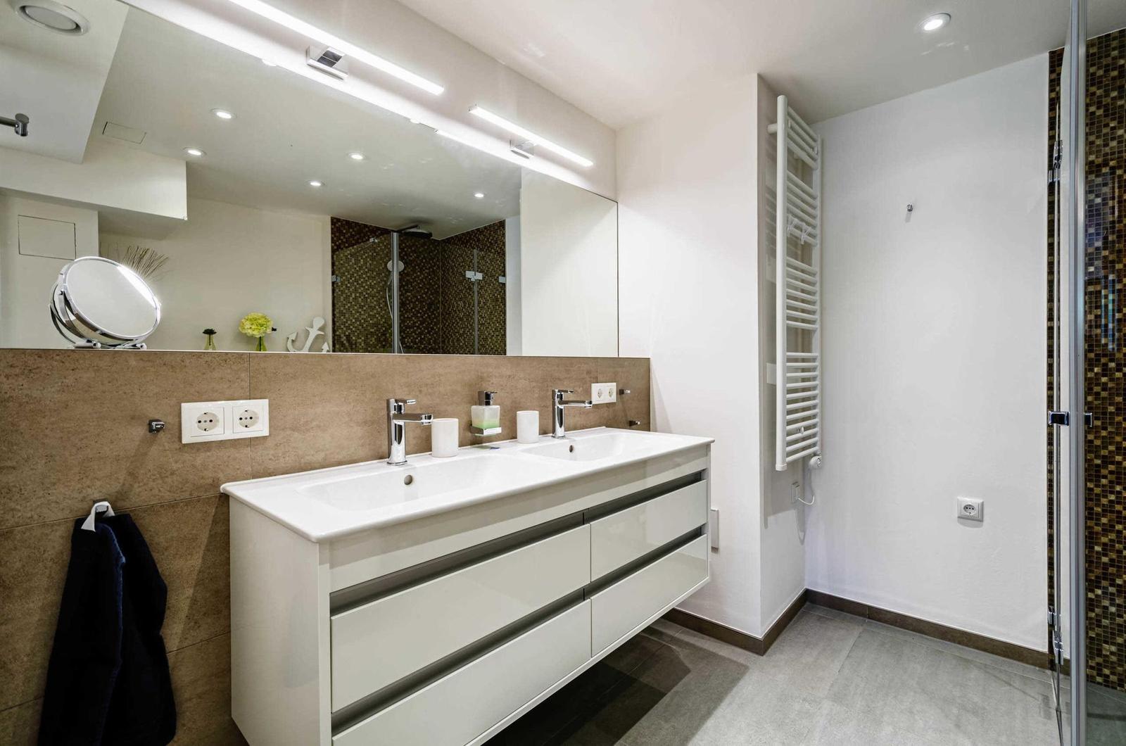 Badezimmer 1: Bad mit Dusche (Rainshower), Haartrockner, WC