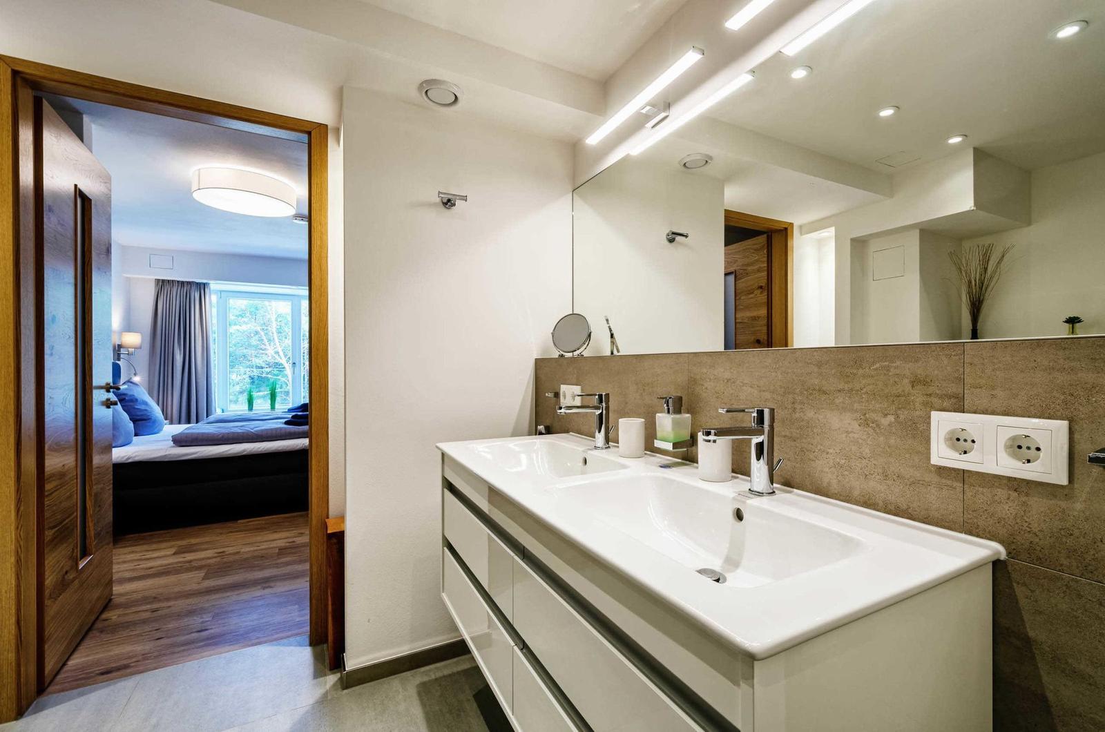 Badezimmer 1: Bad mit Dusche (Rainshower), Haartrockner, WC