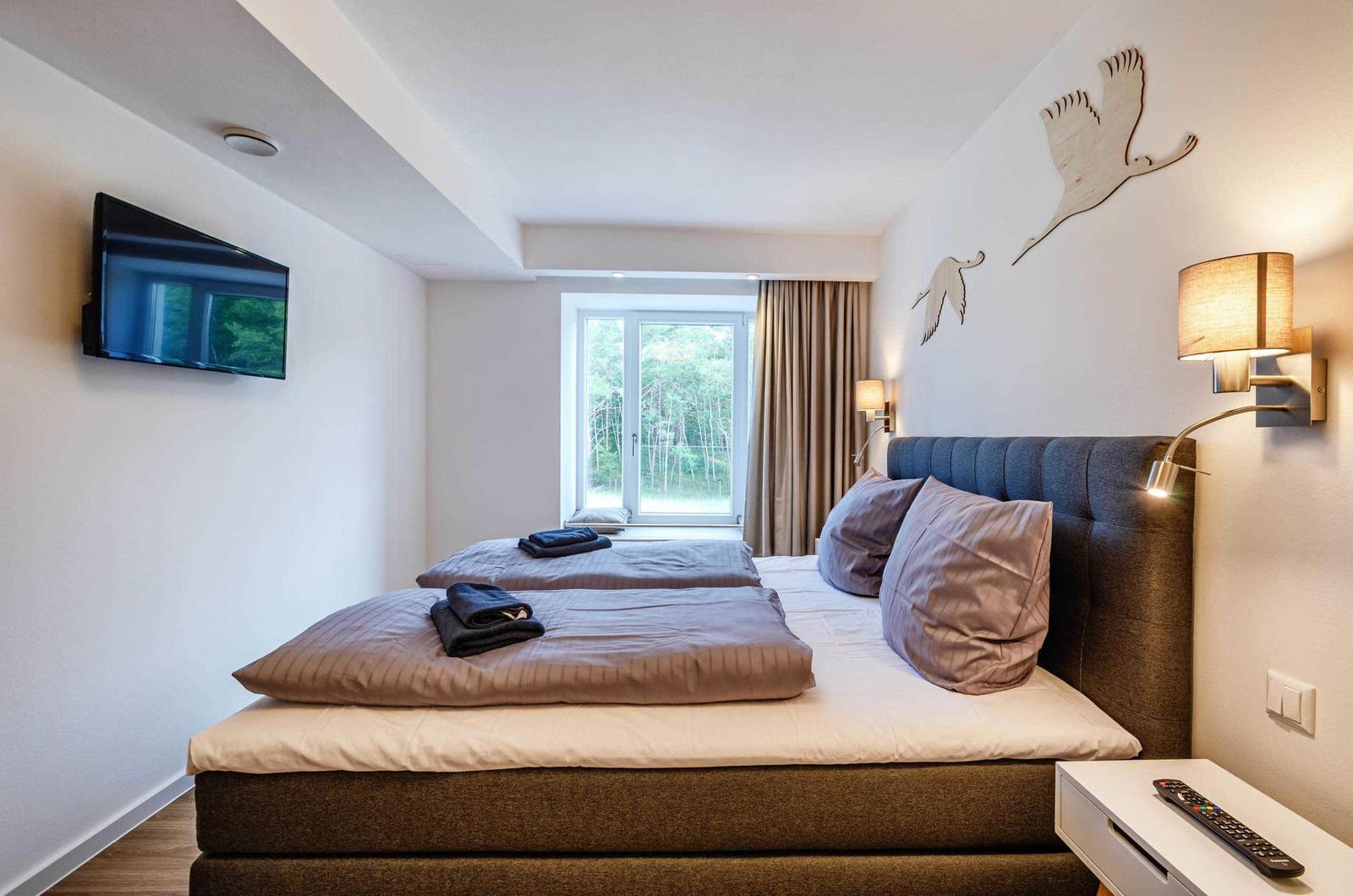 Schlafzimmer 2: Doppelbett (180x200), TV, Schreibtisch