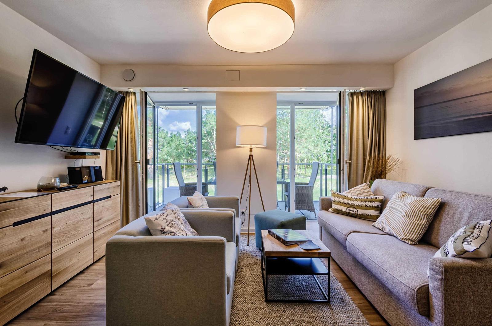 Wohnzimmer: Schlafcouch für 2 Pers., Smart-TV 55 Zoll, Essbereich, Zugang zum Balkon
